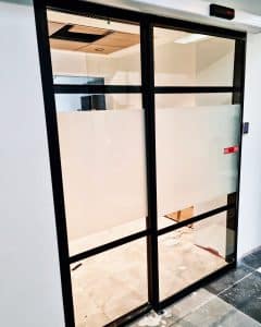 פתרונות דלתות אוטומטיות לכל סוגי המבנים – התקנה מקצועית ואיכותית